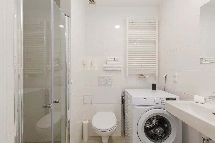 Badezimmer, WC, Waschmaschiene, Waschbecken