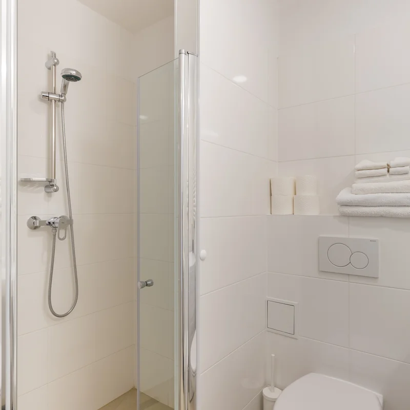 Badezimmer mit Duschkabine und WC