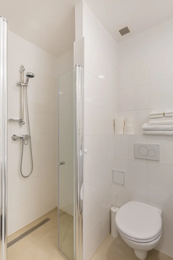 Badezimmer mit Duschkabine und WC