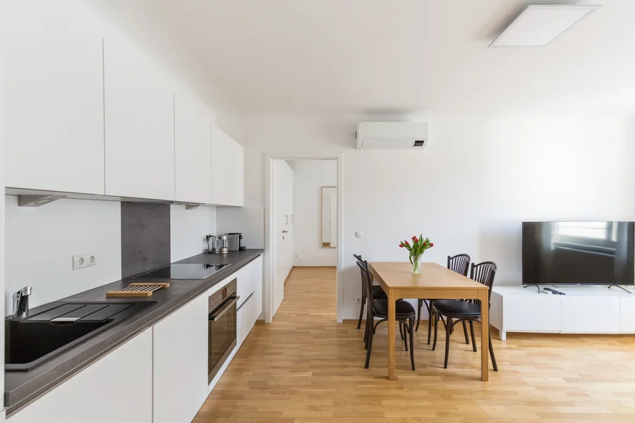 Küchenbereich mit Esstisch