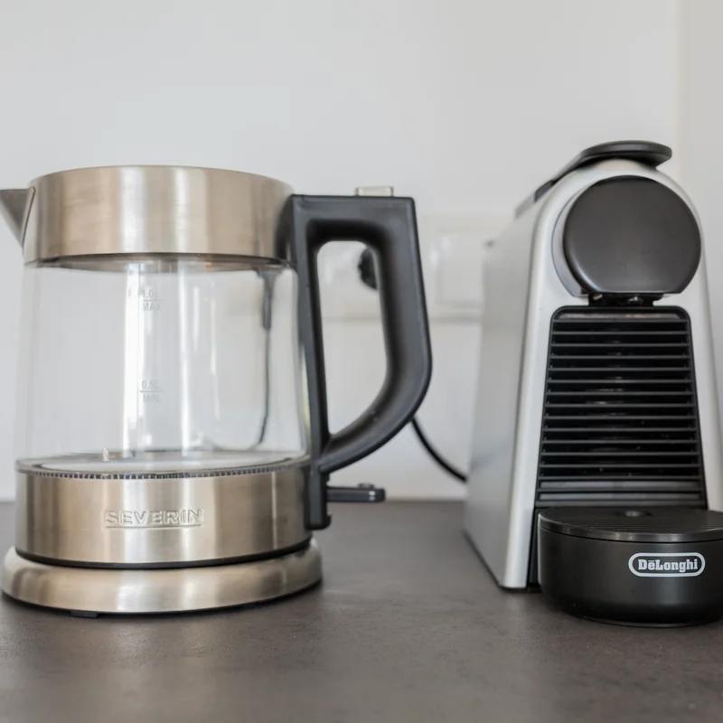 Wasserkocher und Nesspresso Kafemachiene 