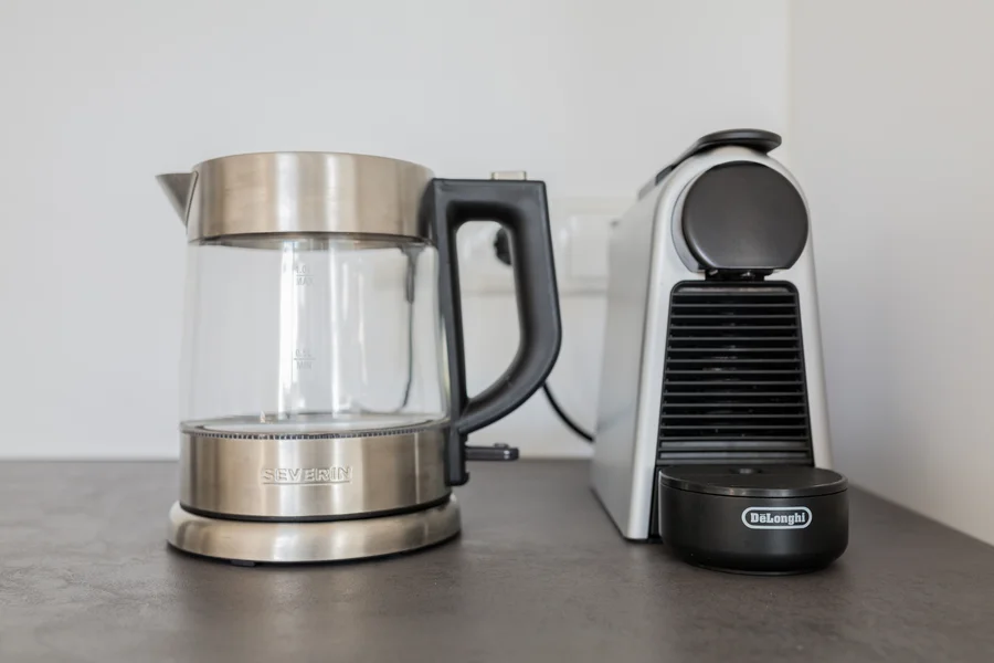 Wasserkocher und Nesspresso Kafemachiene 