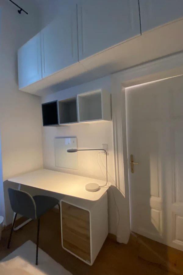 Einzelzimmer mit Arbeitsbereich