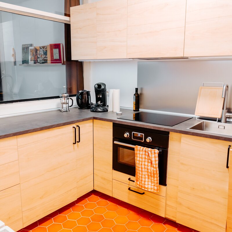 Küche mit Durchreiche