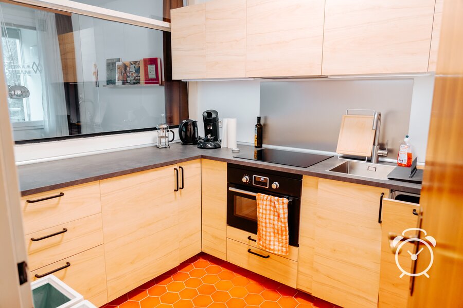 Küche mit Durchreiche