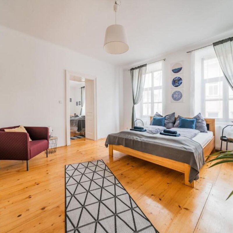 Helles Schlafzimmer mit Parkettboden & blauem Dekor – 3-Zimmer Wohnung zur Kurzzeitmiete, Wohnen auf Zeit 1 bis 6 Monate, Wien