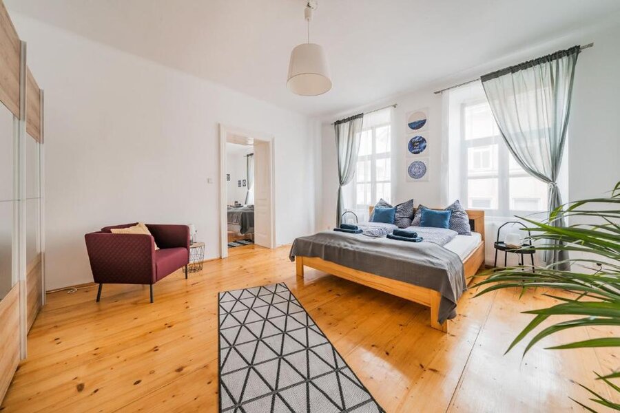 Helles Schlafzimmer mit Parkettboden & blauem Dekor – 3-Zimmer Wohnung zur Kurzzeitmiete, Wohnen auf Zeit 1 bis 6 Monate, Wien