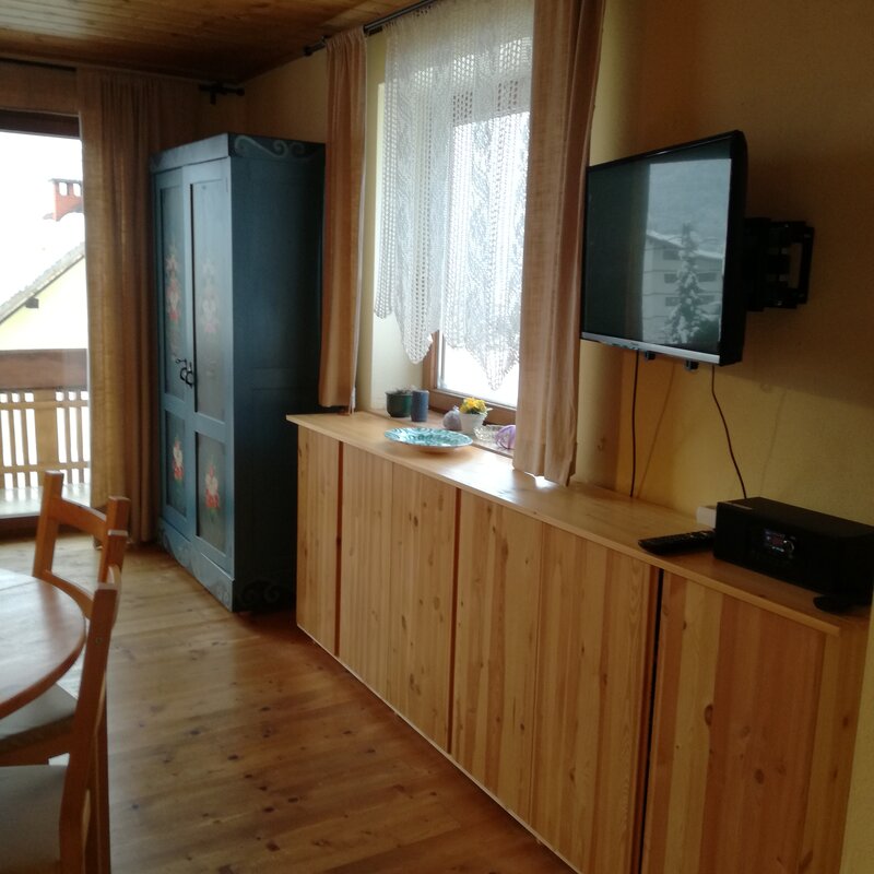 Wohnzimmer, Ausgang auf Balkon südseitig