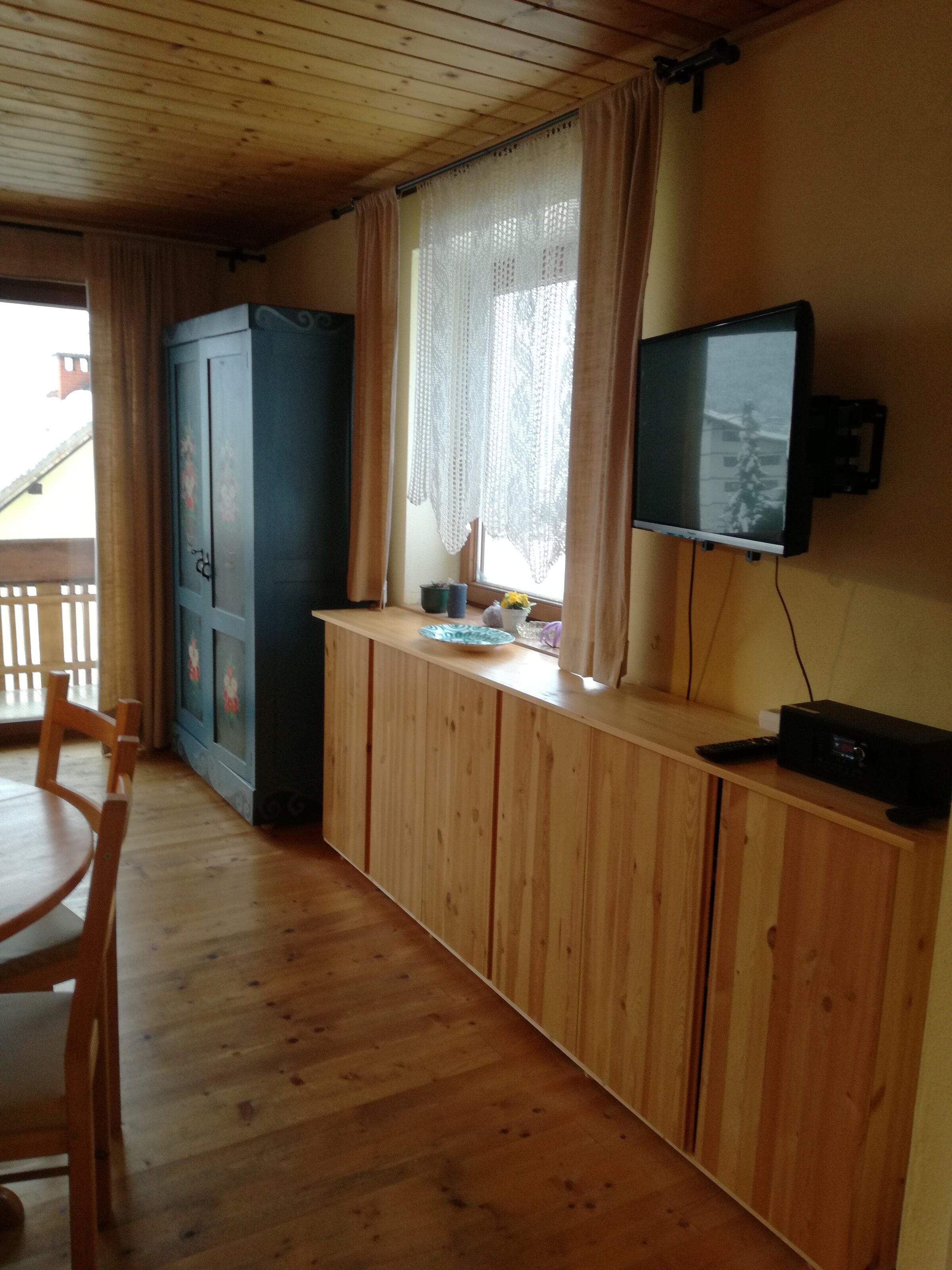 Wohnzimmer, Ausgang auf Balkon südseitig