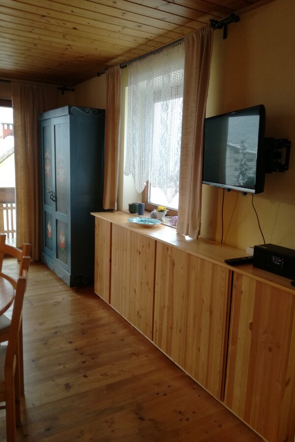 Wohnzimmer, Ausgang auf Balkon südseitig