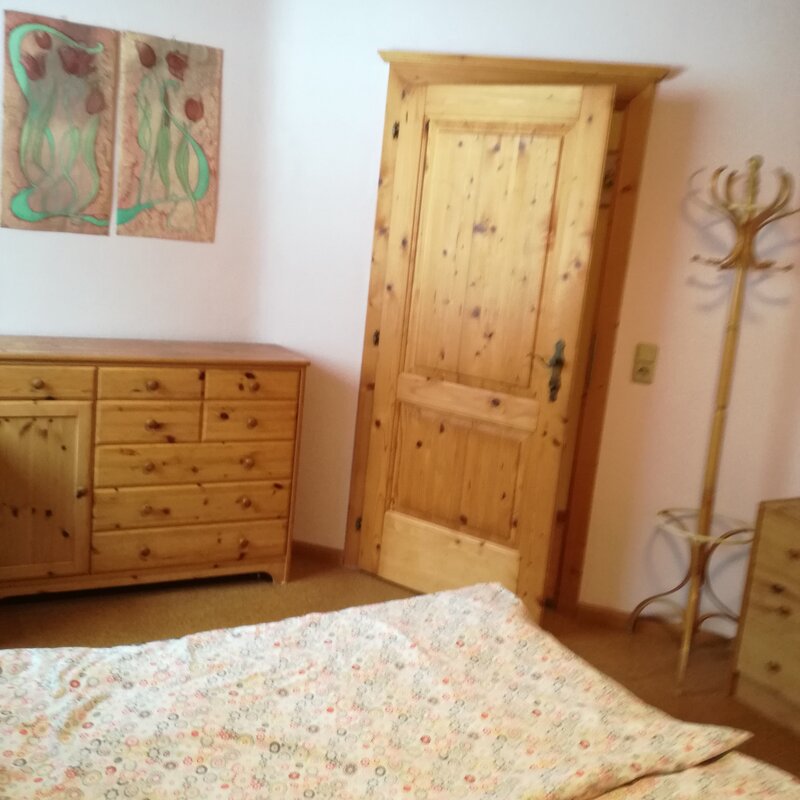 Schlafzimmer mit Bett und Kommode