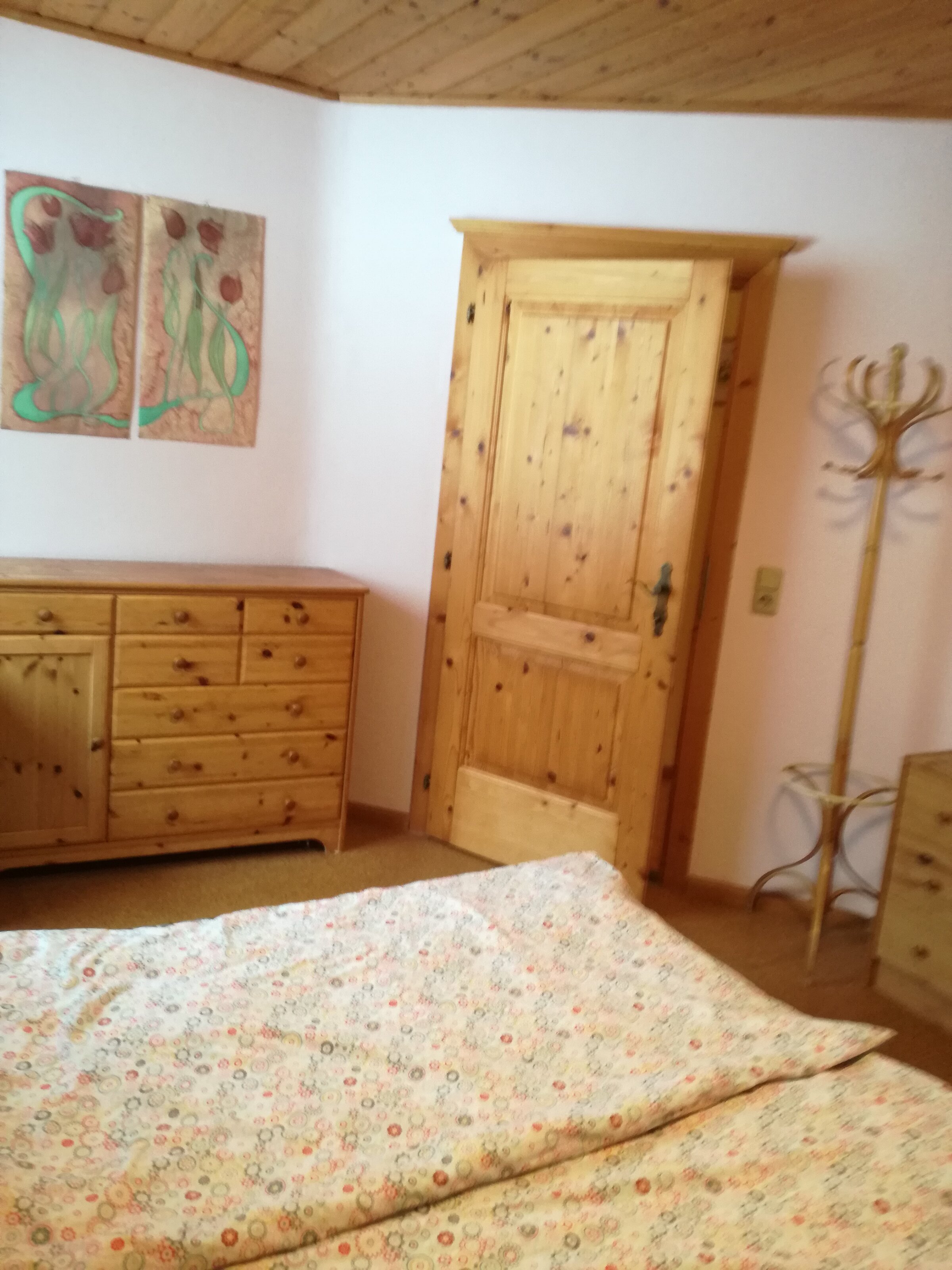 Schlafzimmer mit Bett und Kommode