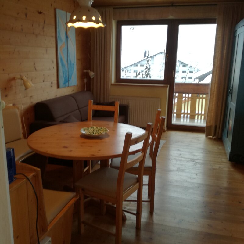 Wohnzimmer Blick zum Balkon