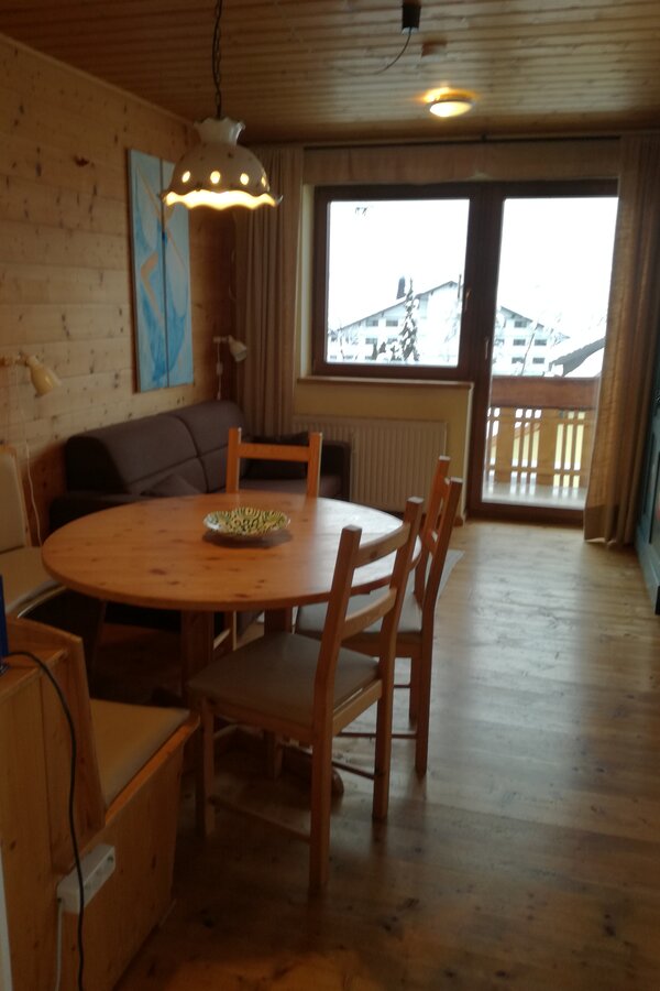 Wohnzimmer Blick zum Balkon