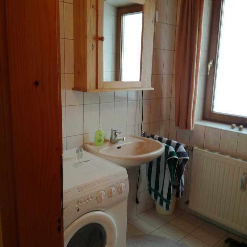 Badezimmer mit Waschmaschine