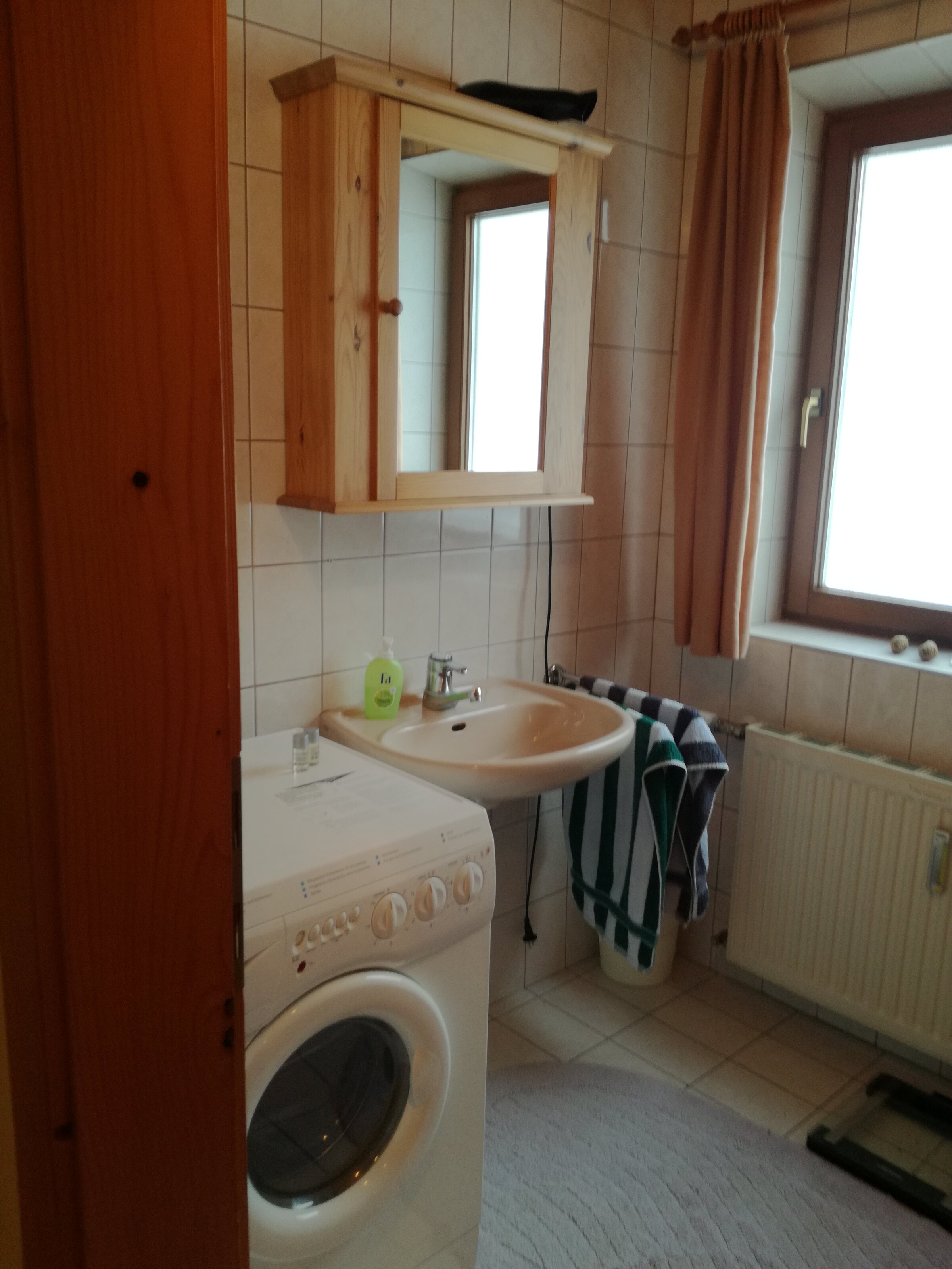 Badezimmer mit Waschmaschine