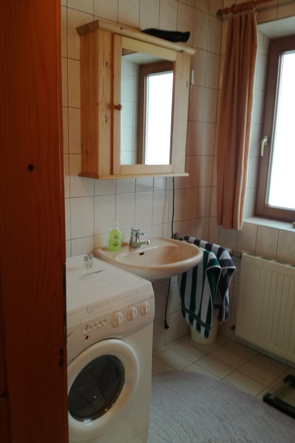 Badezimmer mit Waschmaschine