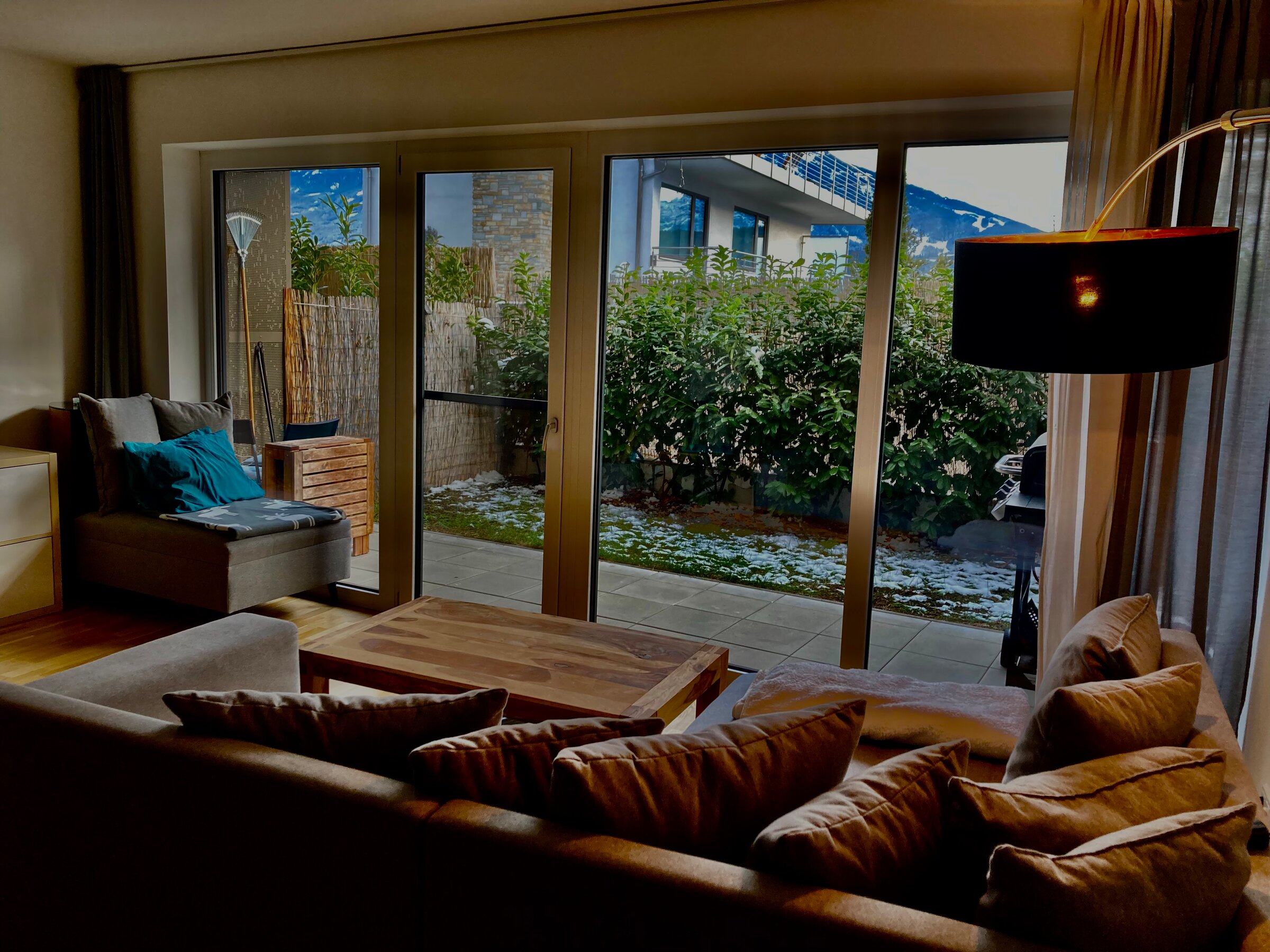 Gemütliche Couch mit 6m Glasfront