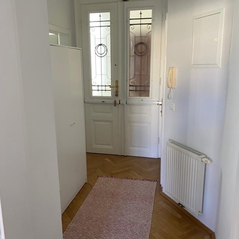 Eingang mit Waschmaschine und Garderobe  | © Bettina Winert 