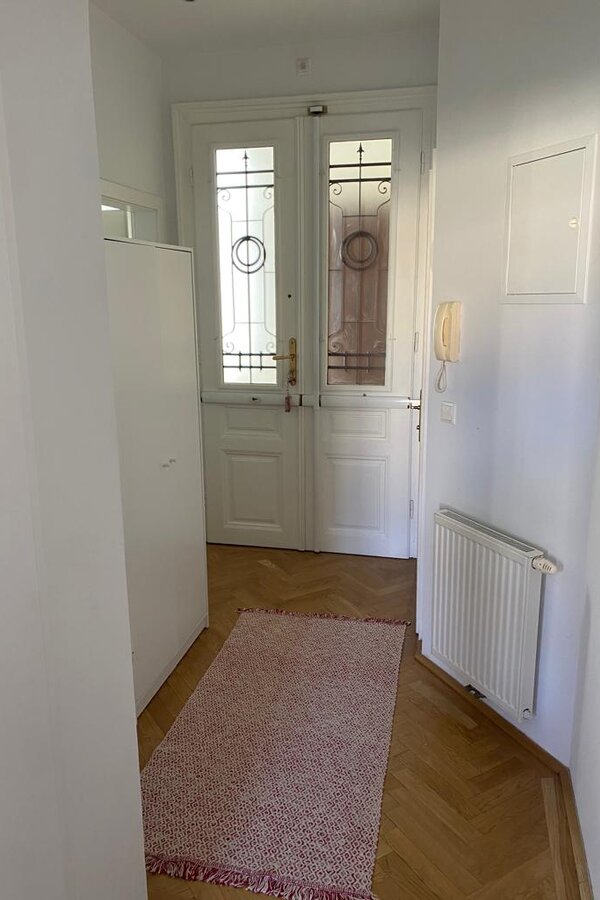 Eingang mit Waschmaschine und Garderobe  | © Bettina Winert 