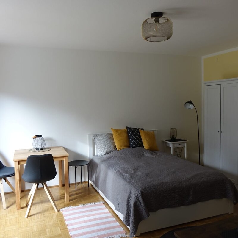 Furnished 1-room apartment with double bed & desk – short-term rental Salzburg, temporary housing 1 to 6 months