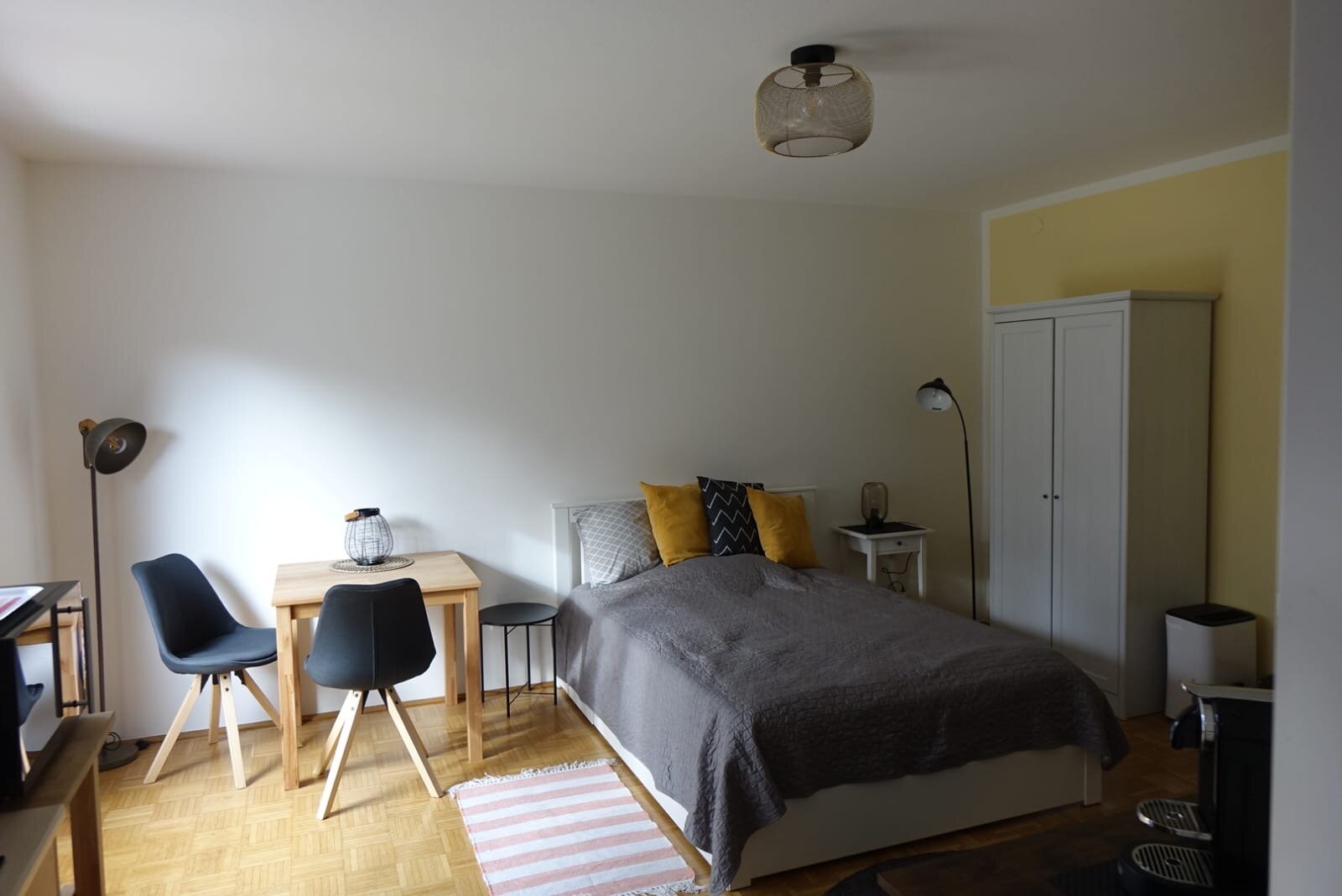 Furnished 1-room apartment with double bed & desk – short-term rental Salzburg, temporary housing 1 to 6 months