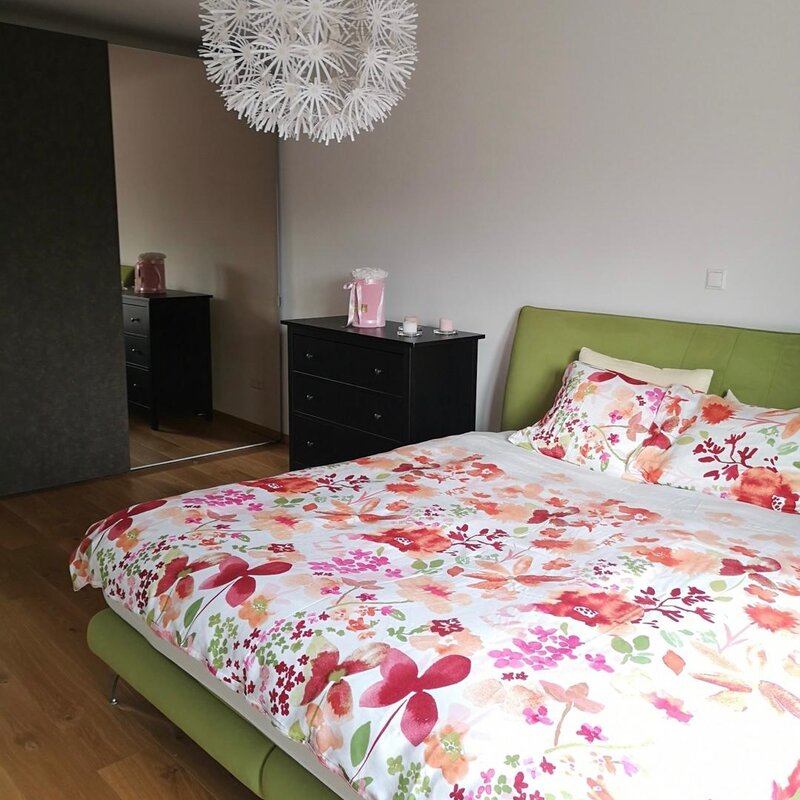 Schlafzimmer mit großem Schrank 