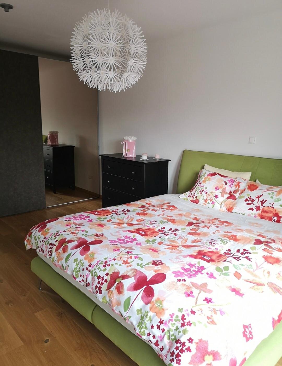 Schlafzimmer mit großem Schrank 