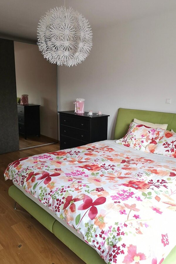 Schlafzimmer mit großem Schrank 