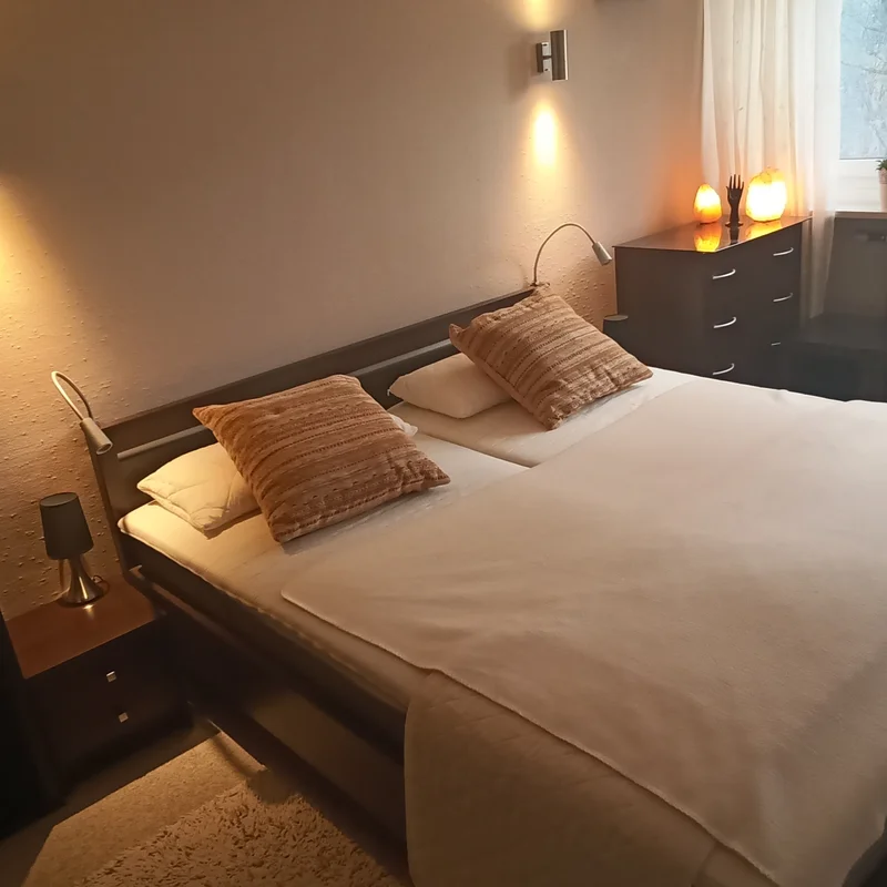 Doppelbett und großzügige Kleiderschränke | © UHG