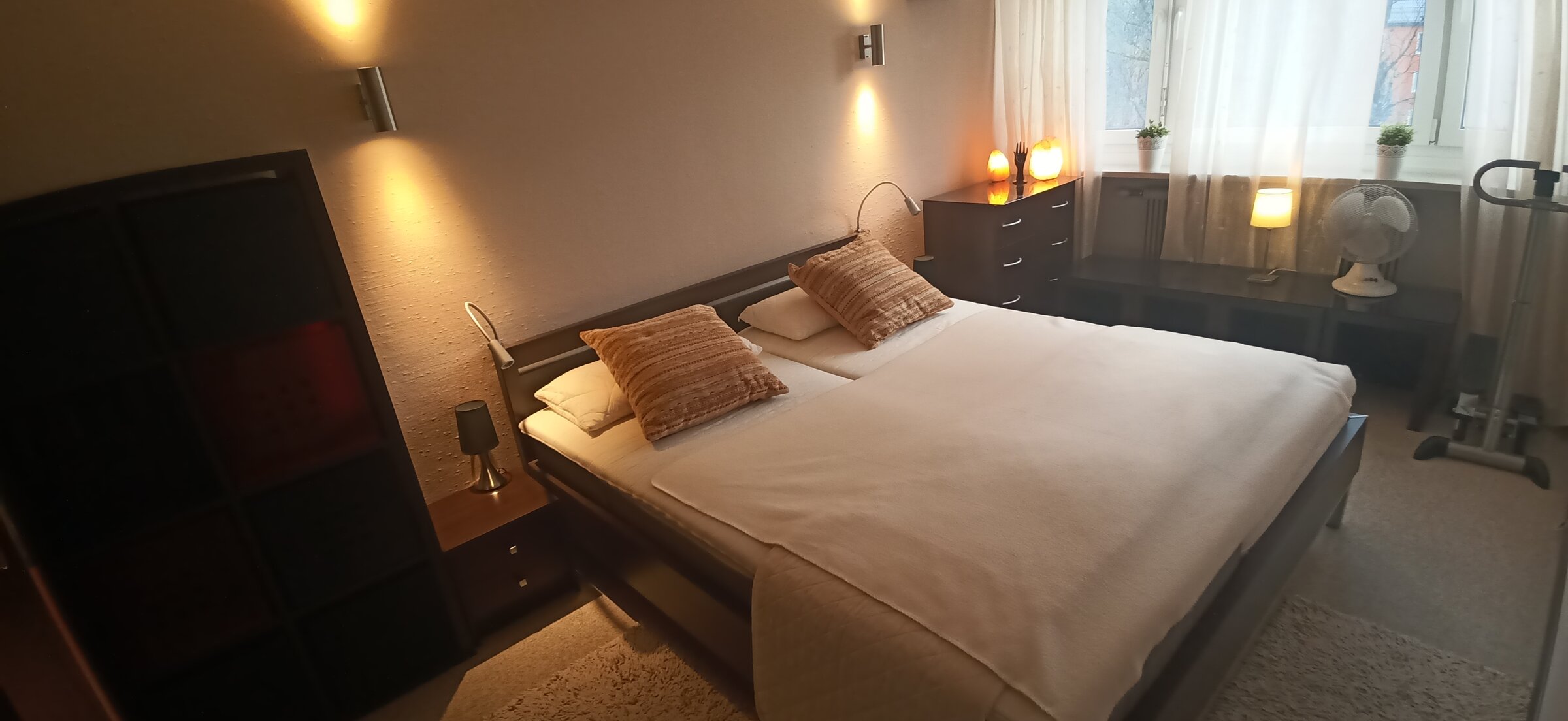 Doppelbett und großzügige Kleiderschränke | © UHG