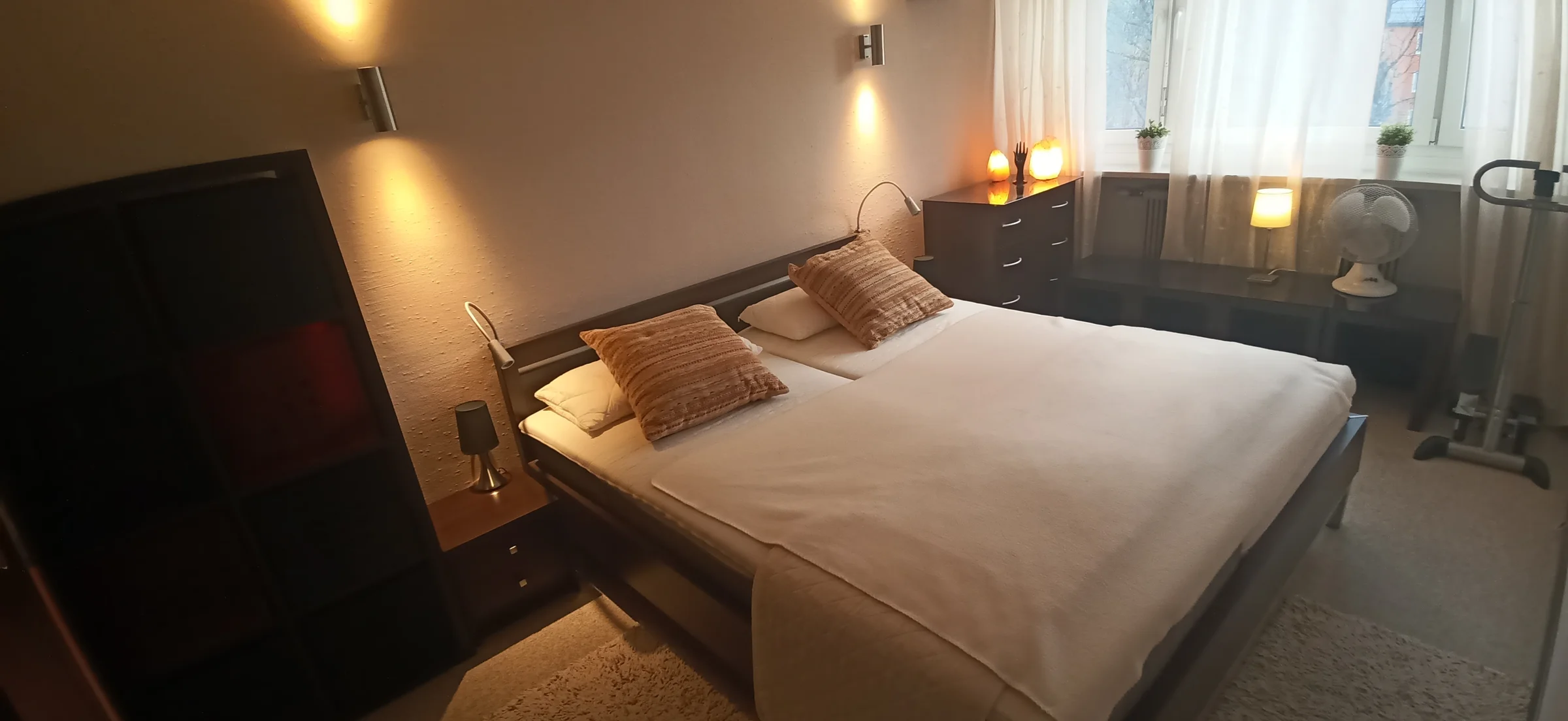 Doppelbett und großzügige Kleiderschränke | © UHG