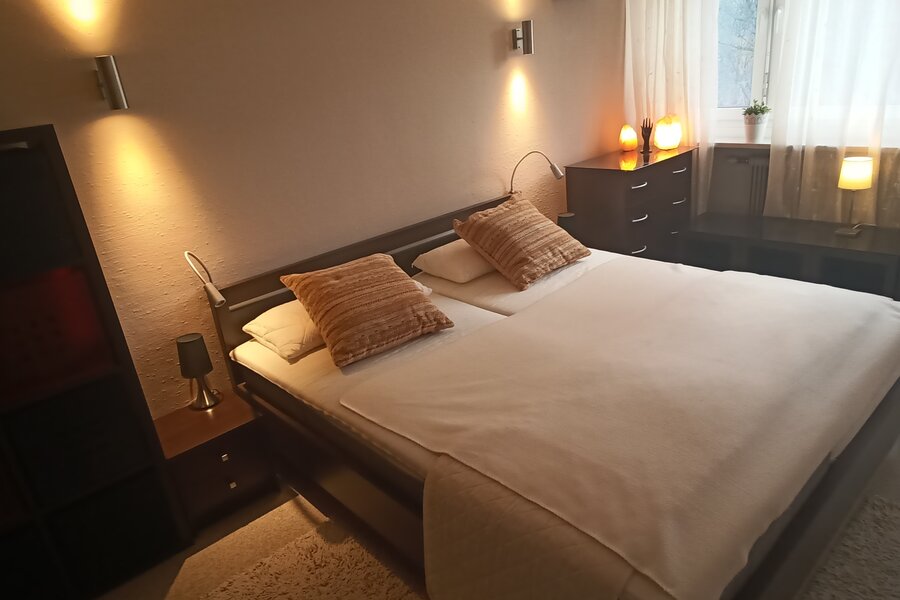 Doppelbett und großzügige Kleiderschränke | © UHG