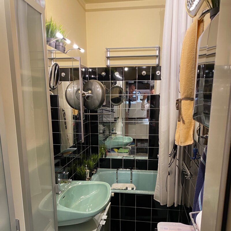 Badezimmer mit Badewanne / Dusche | © UHG