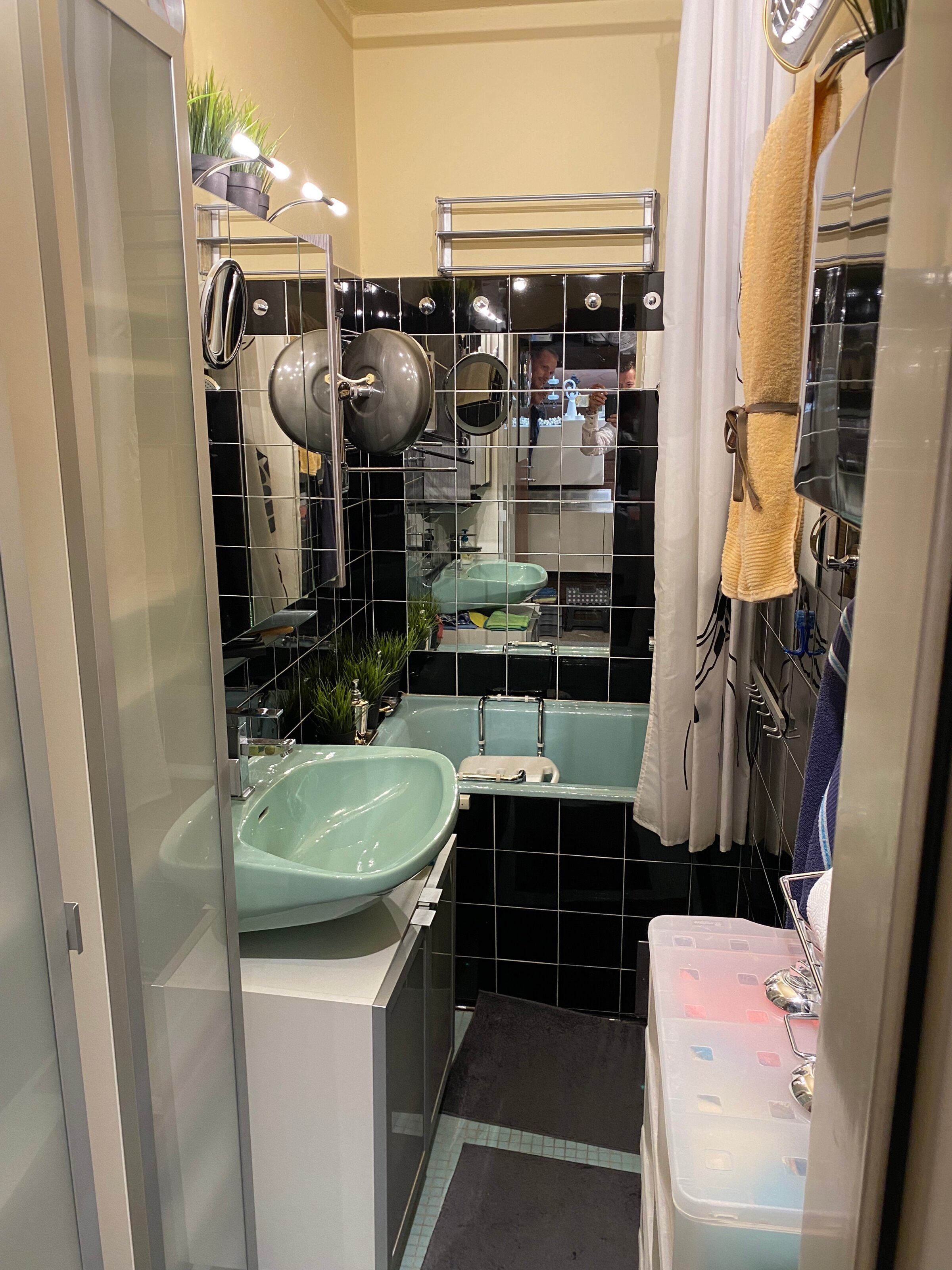 Badezimmer mit Badewanne / Dusche | © UHG