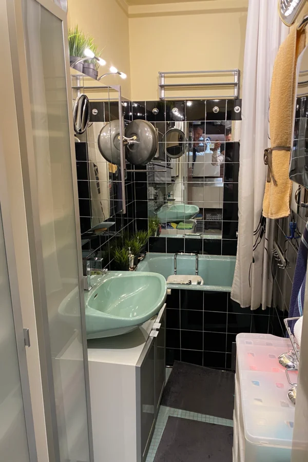 Badezimmer mit Badewanne / Dusche | © UHG