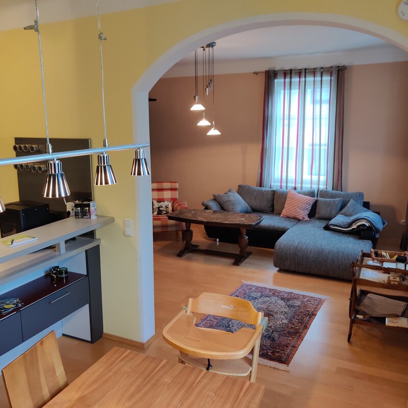 Heller Wohn-Essbereich mit moderner Küche – 3-Zimmer Wohnung zur Kurzzeitmiete & Wohnen auf Zeit für 1 bis 6 Monate in Salzburg