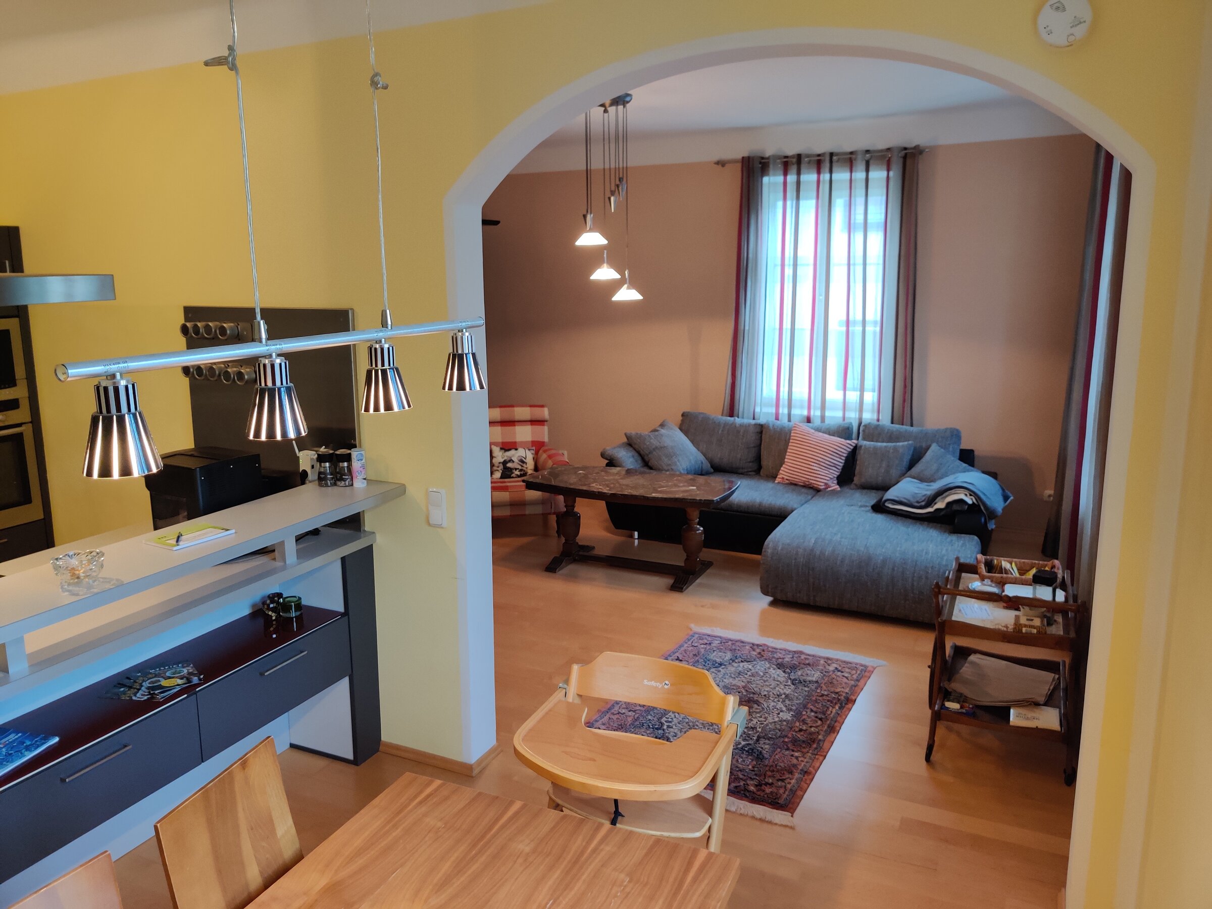 Heller Wohn-Essbereich mit moderner Küche – 3-Zimmer Wohnung zur Kurzzeitmiete & Wohnen auf Zeit für 1 bis 6 Monate in Salzburg