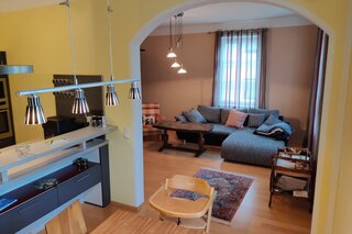 Heller Wohn-Essbereich mit moderner Küche – 3-Zimmer Wohnung zur Kurzzeitmiete & Wohnen auf Zeit für 1 bis 6 Monate in Salzburg