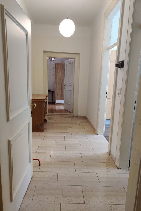 Vom Stiegenhaus gelangt man direkt in den Vorraum der Wohnung