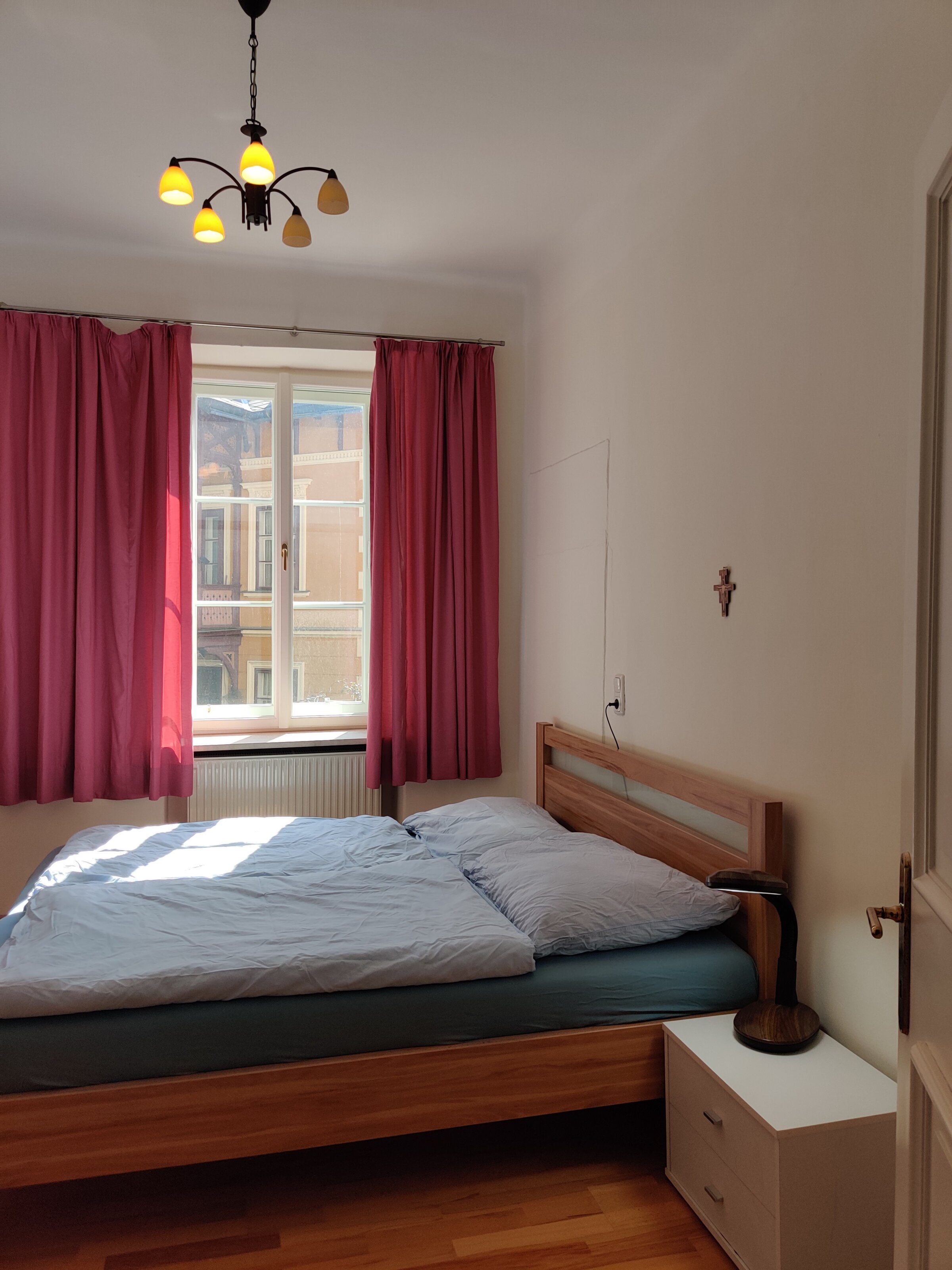 ruhiges Schlafzimmer mit Doppelbett und Morgensonne