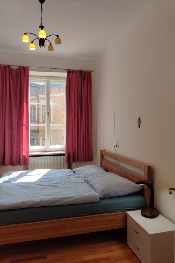 ruhiges Schlafzimmer mit Doppelbett und Morgensonne