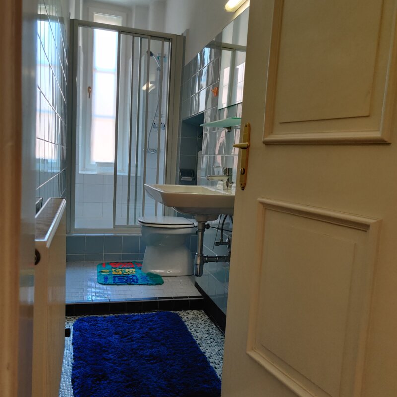 eigenes Bad mit Dusche und WC