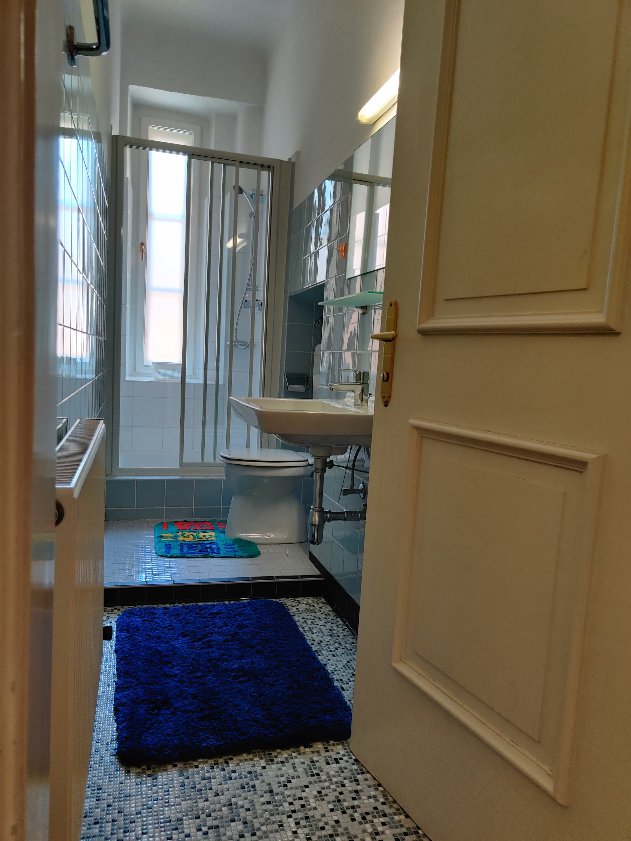 eigenes Bad mit Dusche und WC