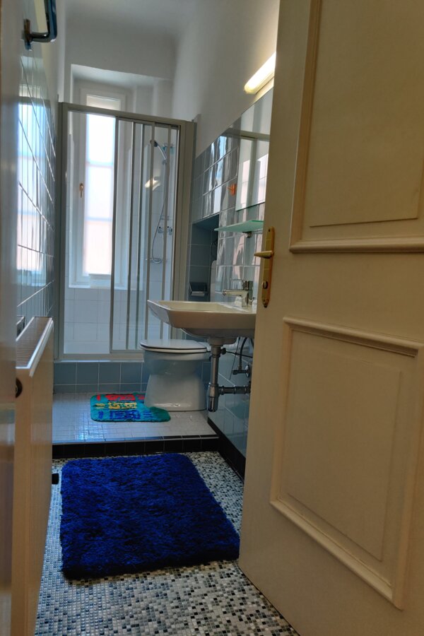 eigenes Bad mit Dusche und WC