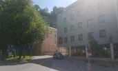 The apartment is located in our house (pink)directly next to the Star Inn Hotel on Hildmannplatz at the entrance to the Mönchsberg garage.