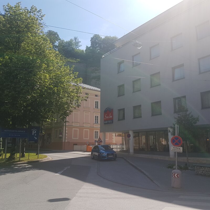 Die Wohnung befindet sich un unserem Haus (rosafarben) dirket bei der Einfahrt zur Mönchsberggarage, neben dem Leonardo-Hotel