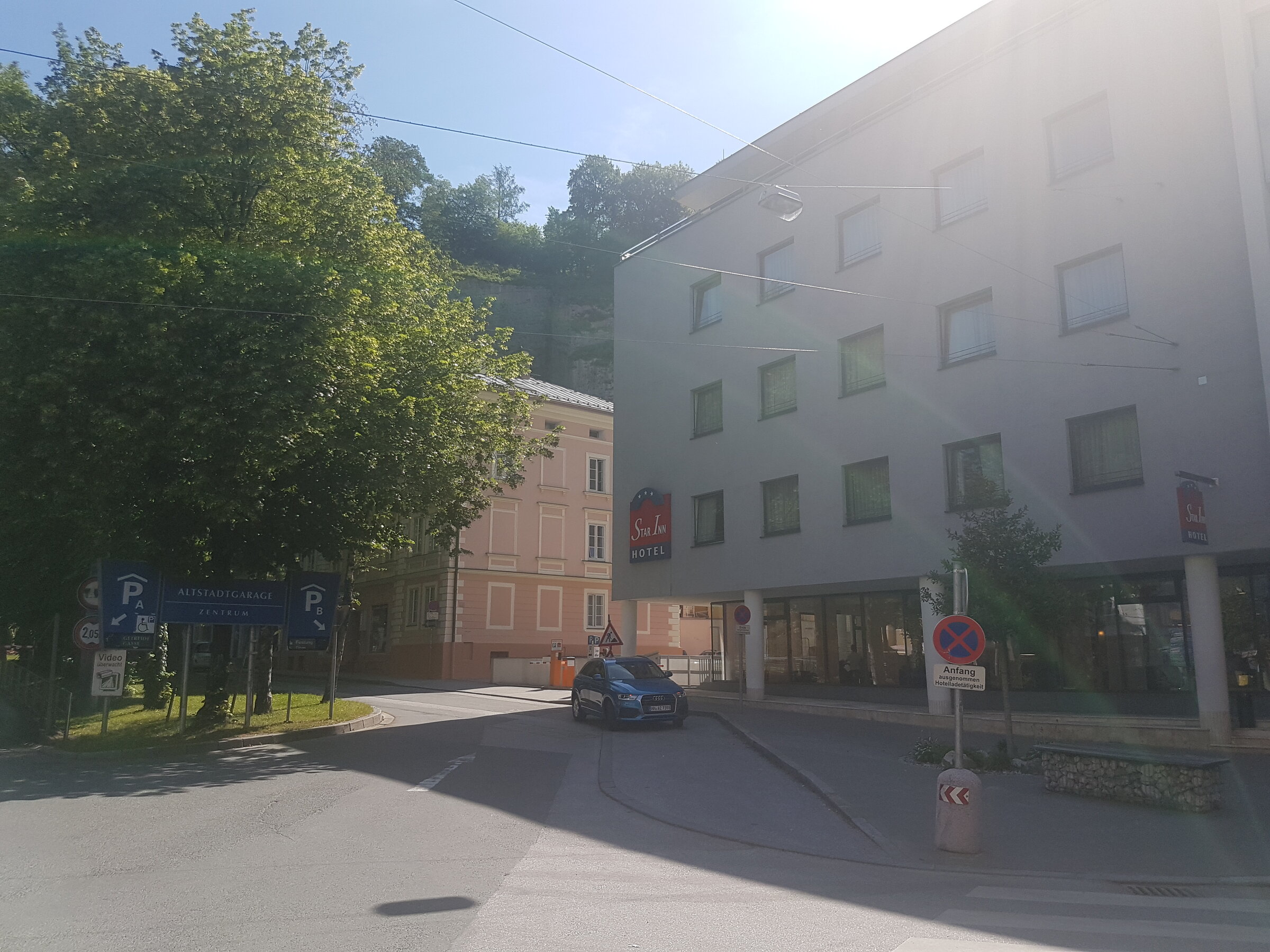 Die Wohnung befindet sich un unserem Haus (rosafarben) dirket bei der Einfahrt zur Mönchsberggarage, neben dem Leonardo-Hotel