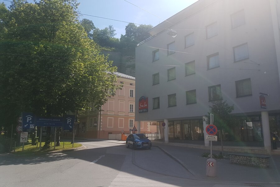 Die Wohnung befindet sich un unserem Haus (rosafarben) dirket bei der Einfahrt zur Mönchsberggarage, neben dem Leonardo-Hotel
