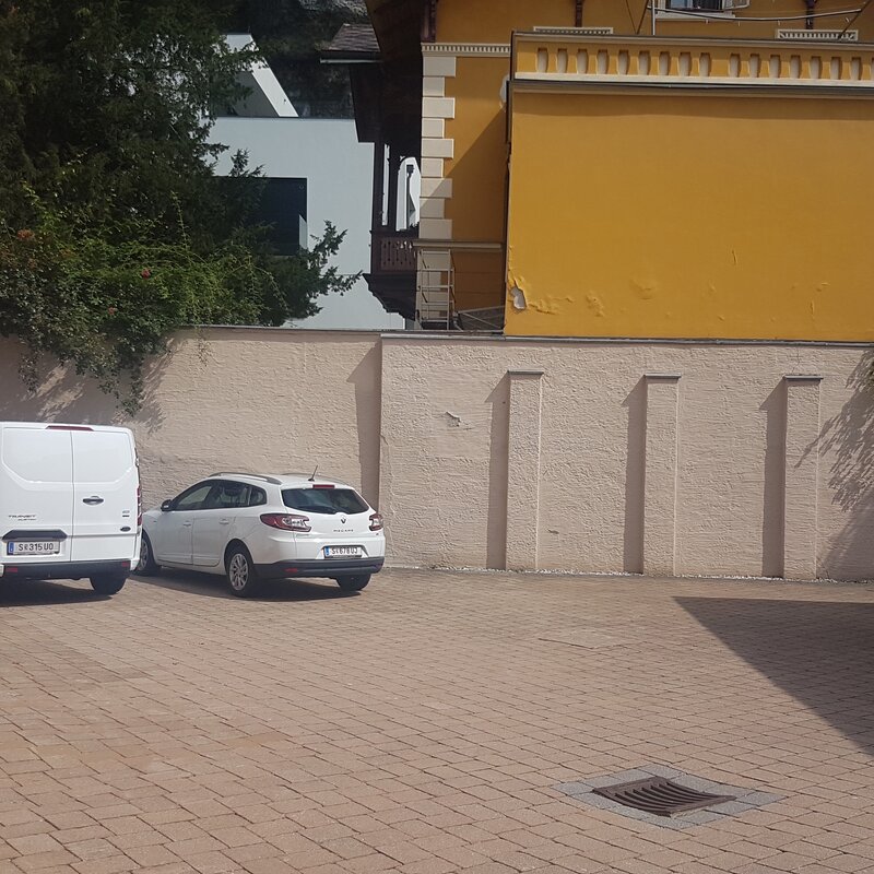 Parkmöglichleit nach Absprache im Innenhof vorhanden